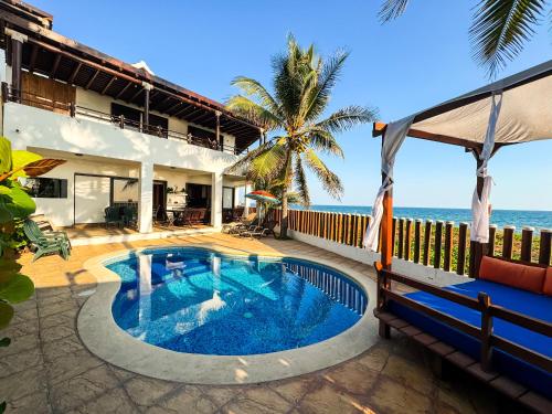 Der Swimmingpool an oder in der Nähe von Villas los cabos le suisse