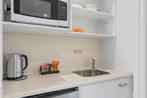 Η κουζίνα ή μικρή κουζίνα στο Terrigal Sails Serviced Apartments
