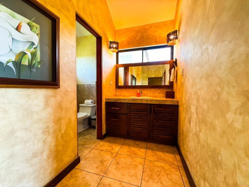 Ein Badezimmer in der Unterkunft Villas los cabos le suisse