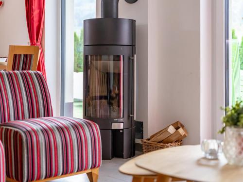 a stove in a living room with a table at Ferdinand in Hirnreit