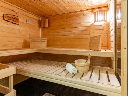 a wooden sauna with a bench and a bucket at Ferdinand A in Hirnreit