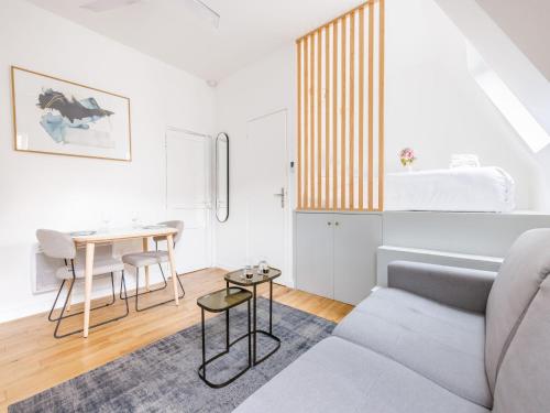 un salon avec un canapé et une table dans l'établissement Cosy apartment - 1BR 4P - Champs Elysée, à Paris