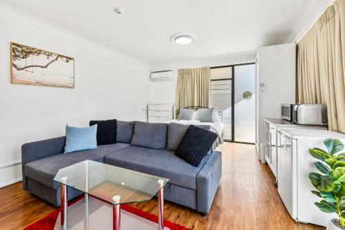 Кухня или мини-кухня в Caloundra Affordable Beachside Studio

