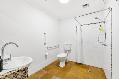 Ванная комната в Caloundra Affordable Beachside Studio