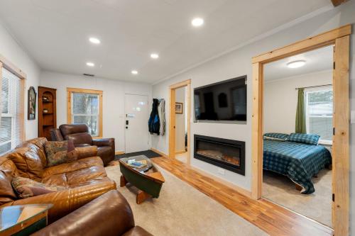 Μια τηλεόραση ή/και κέντρο ψυχαγωγίας στο Cozy 3BR Cabin with Hot Tub on Nippersink Creek