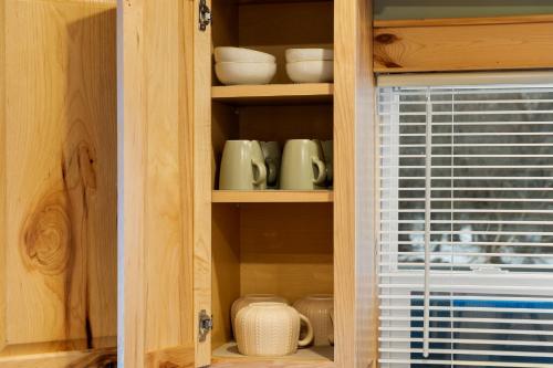 Η κουζίνα ή μικρή κουζίνα στο Cozy 3BR Cabin with Hot Tub on Nippersink Creek