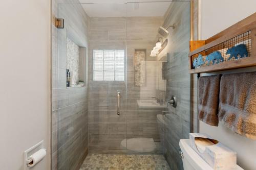 Ένα μπάνιο στο Cozy 3BR Cabin with Hot Tub on Nippersink Creek