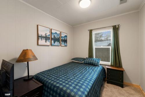 Ένα ή περισσότερα κρεβάτια σε δωμάτιο στο Cozy 3BR Cabin with Hot Tub on Nippersink Creek