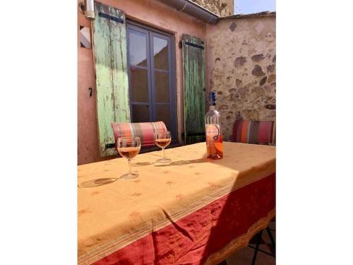 - deux verres de vin assis sur une table dans l'établissement Moliere - la maison Comfortable holiday residence, à Ferrals-lès-Corbières