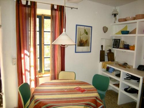 une pièce avec une table, des chaises et une fenêtre dans l'établissement Moliere - la maison Comfortable holiday residence, à Ferrals-lès-Corbières