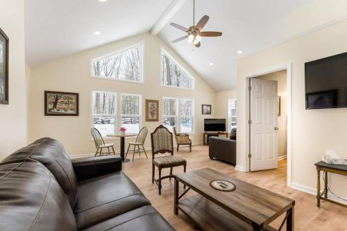 un salon avec un canapé et une table dans l'établissement Cozy Cottage with Hot Tub and Lake Access, à Grand Junction