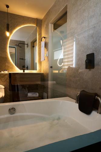 Un baño de Kamaleb Farallones Hotel