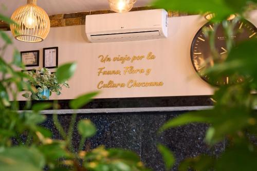 Certificado, premio, señal o documento que está expuesto en Kamaleb Farallones Hotel