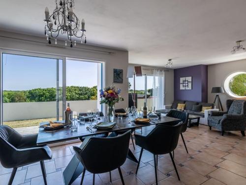 une salle à manger avec une grande table et des chaises dans l'établissement DUXCAAR Saint Pabu Comfortable holiday residence, à Saint-Pabu