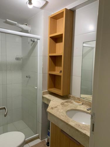 Un baño con lavabo, ducha e inodoro. en Loft em Armação, Centro de convenções, en Salvador