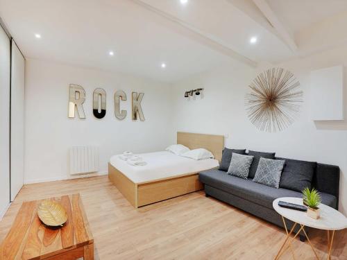 un salon avec un lit et un canapé dans l'établissement Beautiful Apartment - 6P-Auteuil Saint Cloud, à Paris
