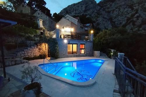 Family friendly house with a swimming pool Makarska - 22882