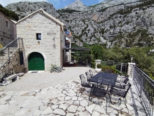 Family friendly house with a swimming pool Makarska - 22882