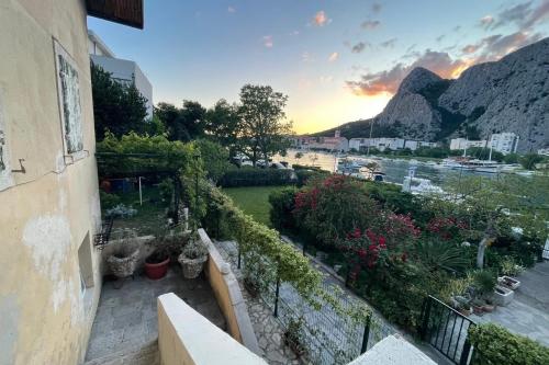 Apartments with parking space Omis - 23914