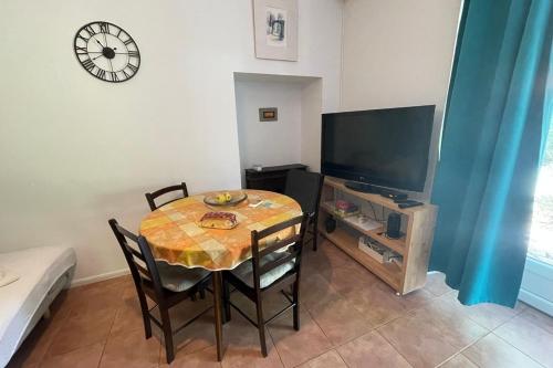 Apartments with parking space Omis - 23914
