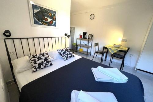 una camera da letto con un grande letto con cuscini e un tavolo di Apartments with a parking space Omis - 23914 a Omiš (Almissa)