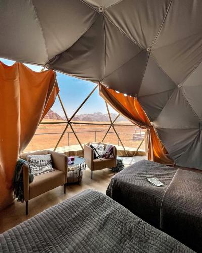 una camera con due letti e vista sul deserto di RUM CAMILLA lUXURY CAMP a Wadi Rum