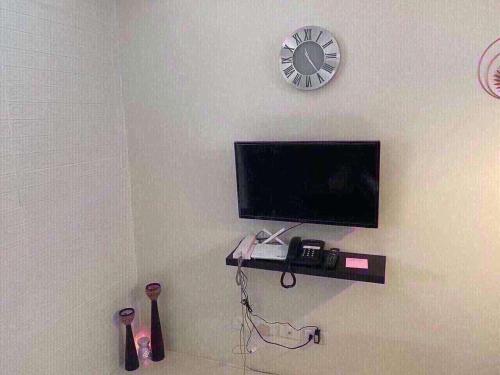 Una televisión o centro de entretenimiento en LOVELY Place TAGAYTAY