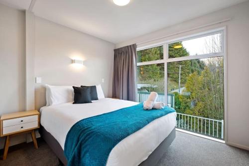 Ένα ή περισσότερα κρεβάτια σε δωμάτιο στο Spectacular VIEWS 2 Bedrooms & BIG DECK