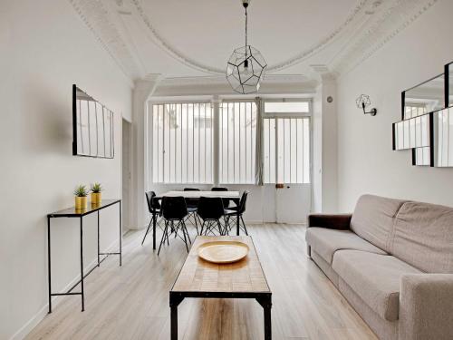 un salon avec un canapé et une table dans l'établissement Magnificent apartment - 2BR 6P - Rochechouart, à Paris