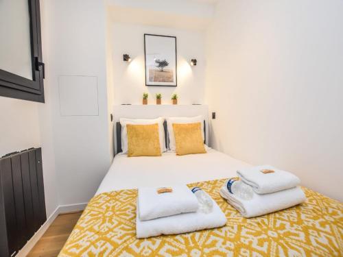 une chambre avec un lit avec deux serviettes dessus dans l'établissement Welcoming apartment - 1BR 4P - Arc de Triomphe, à Paris