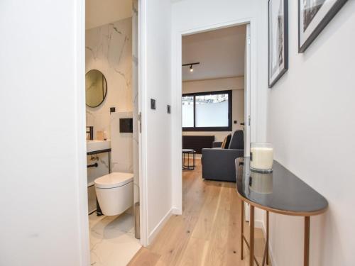 une cuisine et un salon avec une table et un canapé dans l'établissement Welcoming apartment - 1BR 4P - Arc de Triomphe, à Paris