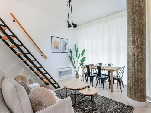 un salon avec une table et des chaises dans l'établissement Cosy apartment - 1BR 4P - Passy Tour Eiffel, à Paris