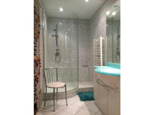 een badkamer met een douche met een kruk en een wastafel bij Beausoleil Monaco Comfortable holiday residence in Beausoleil