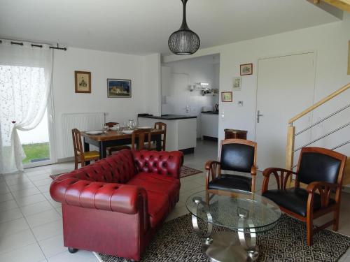 un salon avec un canapé, des chaises et une table dans l'établissement Holiday Home in Paimpol near Beaches, à Paimpol