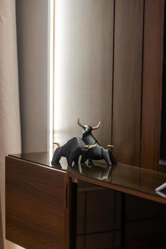 a statue of two bulls sitting on top of a cabinet at Nile pearl Cairo Maadi Apartment luxury in Cairo