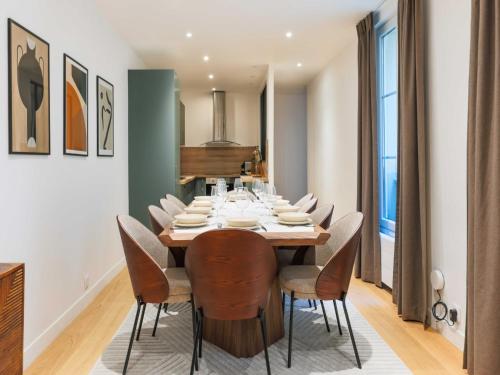 une salle à manger avec une table et des chaises dans l'établissement Magnificent apartment - 4BR 10P - Arc de Triomphe, à Paris
