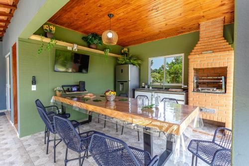 Nhà bếp/bếp nhỏ tại Piscina, churrasqueira, natureza - Brazilian Corner