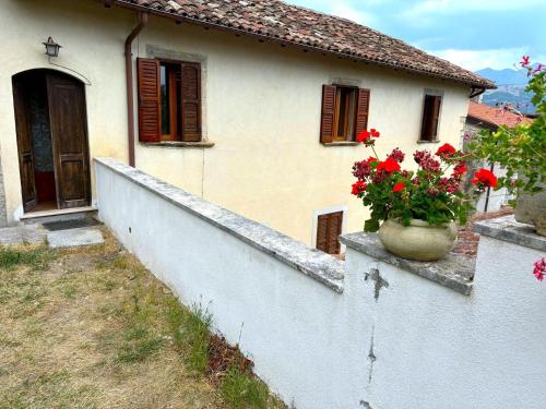 a house with a vase of flowers on a wall at Borgo Residence at Tagliacozzo in Tagliacozzo