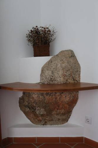 a rock sitting on a shelf next to a rock at Herdade do Vidigal in Montemor-o-Novo