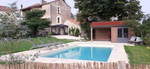 Bazén v ubytovaní Maison de village, charme et confort alebo v jeho blízkosti