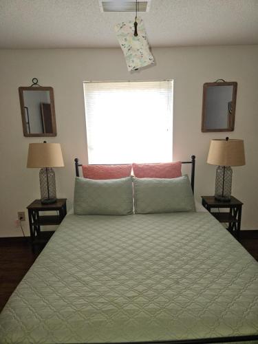 Postel nebo postele na pokoji v ubytování Your Perfect Perdido Key Getaway