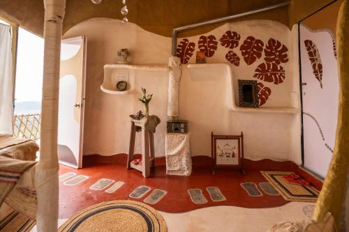 a room with a bed and a mirror at Paarli Dhara,Bir in Bīr