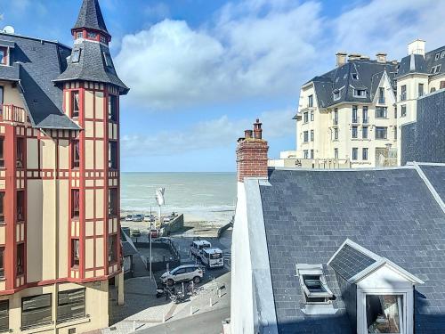 Grand duplex en centre-ville avec vue, à 50m de la plage, ascenseur, et WIFI - FR-1-361-165