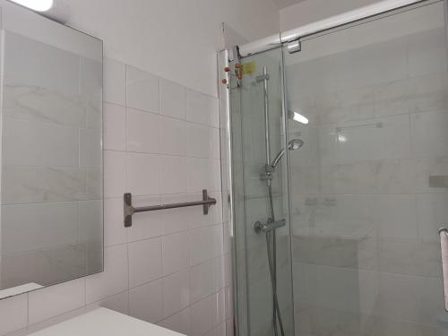 Ένα μπάνιο στο Maison cosy avec grande terrasse, proche quais et plages - Port-Vendres - FR-1-309-203