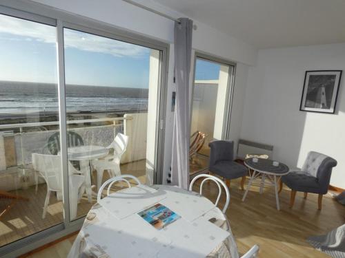 un salon avec vue sur l'océan dans l'établissement Studio bord de mer, balcon, animaux bienvenus, parking - Notre-Dame-de-Monts - FR-1-540-315, à Notre-Dame-de-Monts
