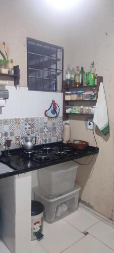 eine Küche mit Herd und Arbeitsplatte in der Unterkunft Casa de veraneio in Caraguatatuba