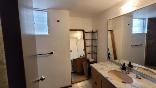 a bathroom with a sink and a large mirror at Hermosa Suite doble con baño privado in Mexico City