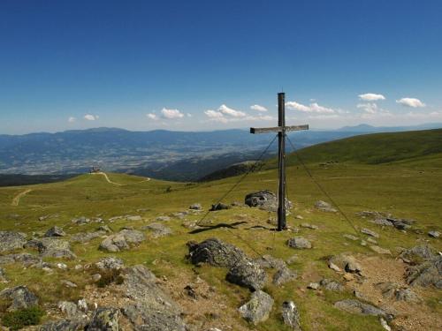 a wooden cross on top of a hill at Webertonihütte Modern retreat in Kliening