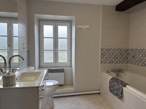 La GuillermieにあるGîte Indépendant à La Guillermie avec Jardin et Animaux Acceptés - FR-1-489-188の洗面台、トイレ、浴槽を備えたバスルーム