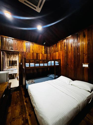 Postel nebo postele na pokoji v ubytování Kembara Resort, Merang